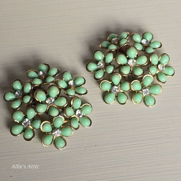 Lg Vtg Mint Green Gold Tone Floral Flower Cluster Statement Earrings Clip On - Picture 1 of 2